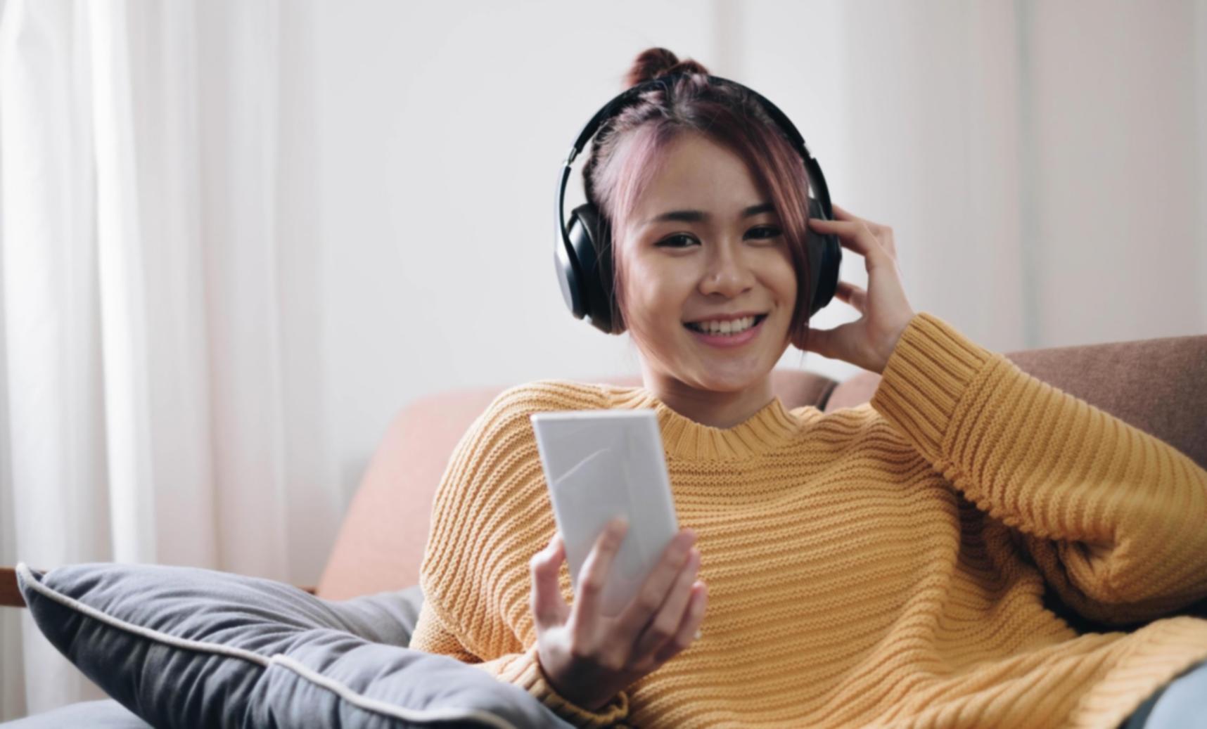 Professionista analizza schemi database su monitor multipli